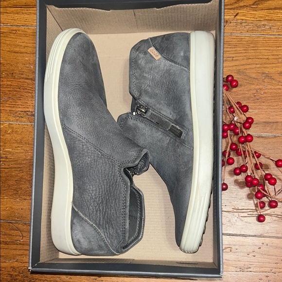 ECCO Women’s LEATHER Gray Soft 7 Nubuck Booties with Side Zippers Size US8/EU39 - Picture 1 of 12